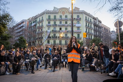 Asamblea de inquilinos de Barcelona afectados por la compra de edificios por parte de inversores, este lunes, delante de la Casa Orsola del Eixample.