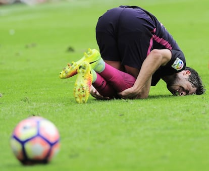 Sergi Roberto del FC Barcelona, después de una caida durante el partido.