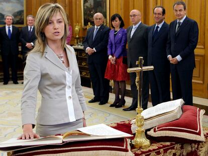 Bibiana Aido promete su cargo como ministra de igualdad ante el Rey durante el acto celebrado en el Palacio de la Zarzuela en 2008.