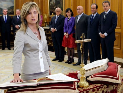 Bibiana Aido promete su cargo como ministra de igualdad ante el Rey durante el acto celebrado en el Palacio de la Zarzuela en 2008.