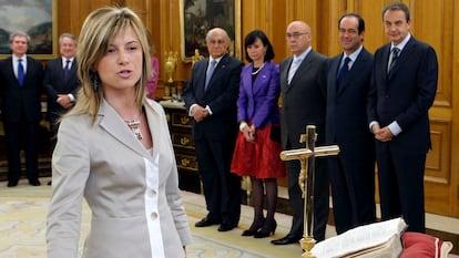 Bibiana Aido promete su cargo como ministra de igualdad ante el Rey durante el acto celebrado en el Palacio de la Zarzuela en 2008.