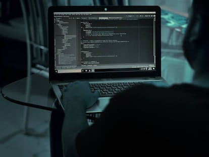 Un hombre programa en un ordenador.