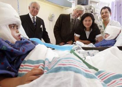 Arlene Aguirre observa a sus hijos Clarence (a la izquierda) y Carl, en su habitación del hospital, en Nueva York.