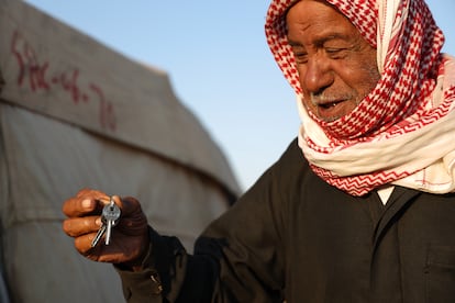 Ahmed Jadan Abu Nayef, desde su lugar de residencia en el campo de Al-Kanis en la ciudad de Idlib, al norte de Siria, con las llaves de su casa, a la que espera volver algún día.