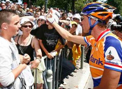 Boogerd, del Rabobank, se encara a un aficionado que le insultó antes de la salida de la etapa.