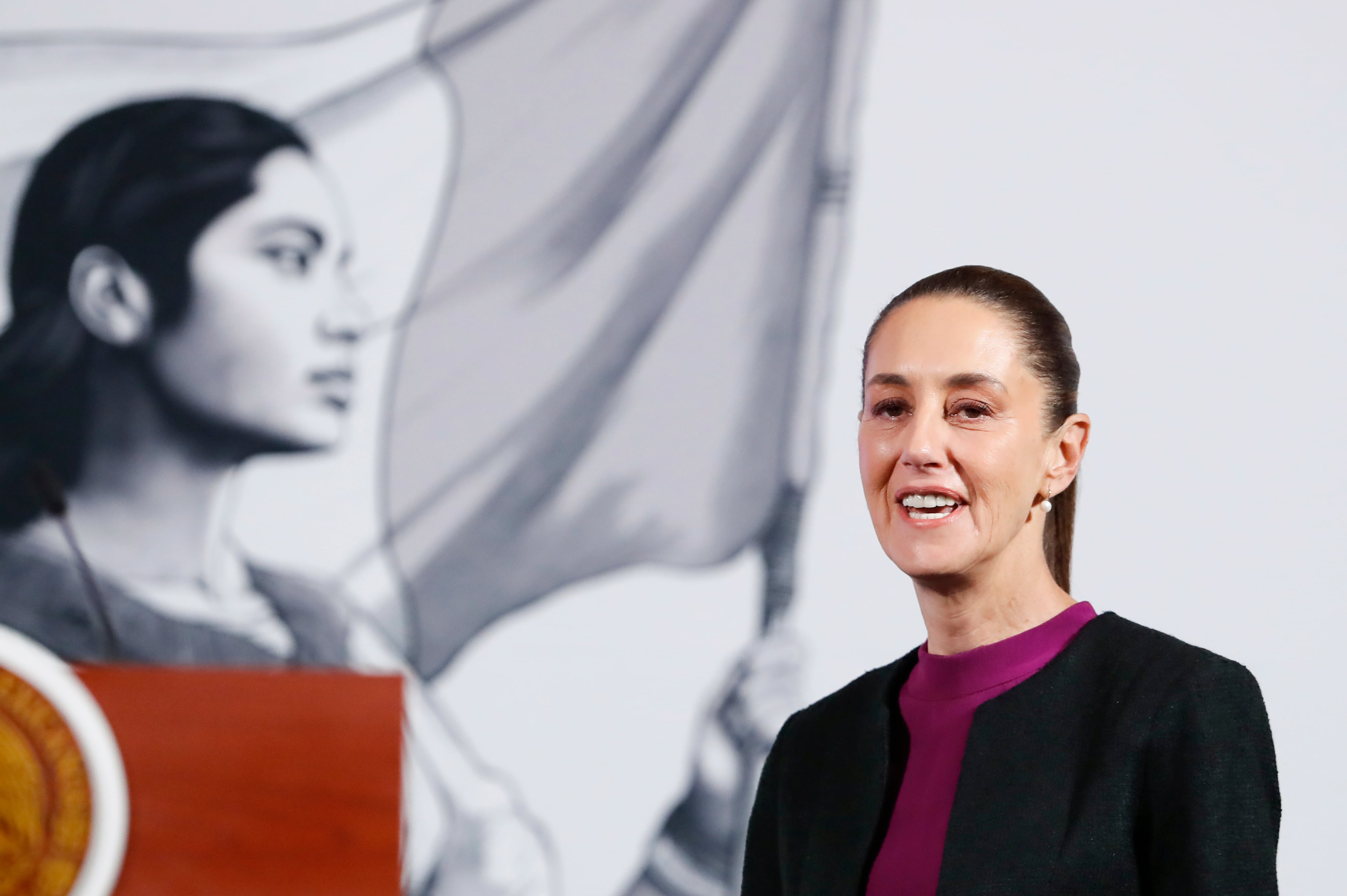 MEX7684. CIUDAD DE MÉXICO (MÉXICO), 11/12/2024.- La presidenta de México, Claudia Sheinbaum, participa este miércoles en una rueda de prensa en Palacio Nacional de la Ciudad de México (México). Sheinbaum defendió a Canadá después de que el mandatario electo de Estados Unidos, Donald Trump, llamó al primer ministro Justin Trudeu 