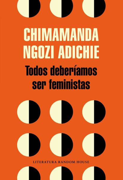 "Las feministas son mujeres infelices porque no encuentran marido, el feminismo es antiafricano, las feministas están siempre enfadadas y no usan desodorante. Tales tópicos, oídos de una forma más o menos velada pero con persistencia, llevan a la escritora nigeriana Chimamanda Ngozi Adichie (1977) a definirse al comienzo de este librito como “feminista feliz africana que no odia a los hombres y a quien le gusta llevar pintalabios y tacones altos para sí misma y no para los hombres”. Y es que el término feminista es uno de los más cargados de connotaciones negativas que existen, lo que quizá sea la demostración más evidente de que el “feminismo” (el feminismo que busca sus propias estrategias y no se deja manipular por unas reglas del juego y unos usos lingüísticos que hacen trampa ya antes de que comience la partida) sigue siendo una bandera por la que luchar desde múltiples ámbitos. Un problema de “derechos humanos”, pero, como recalca Adichie, un problema “específico”. Por CARLOS PARDO