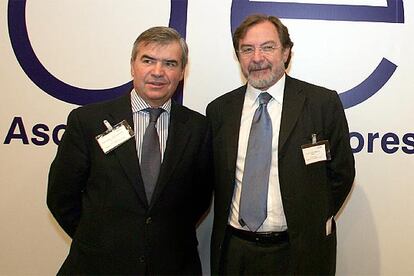 José María Bergareche, a la izquierda, y Juan Luis Cebrián.