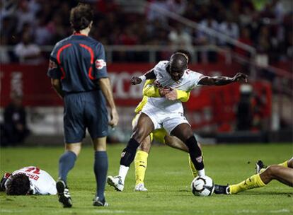 Villarreal y Sevilla pelean por un balón dividido