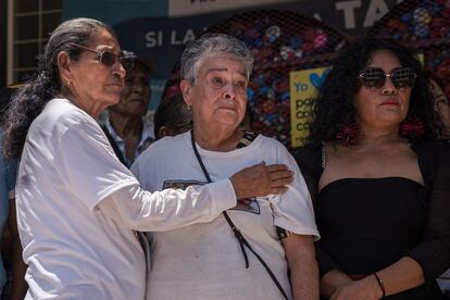 Las buscadoras Tita Radilla y María Herrera (centro) se acompañan frente a la placa en memoria de Rosendo Padilla y las víctimas de desaparición forzada, en Atoyac.