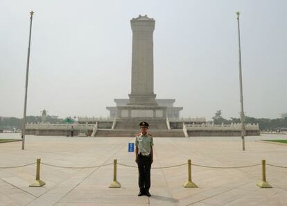 Un policía monta guardia en la plaza de Tiananmen.
