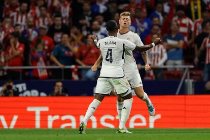 Toni Kroos y David Alaba celebran el 2-1 del Real Madrid.