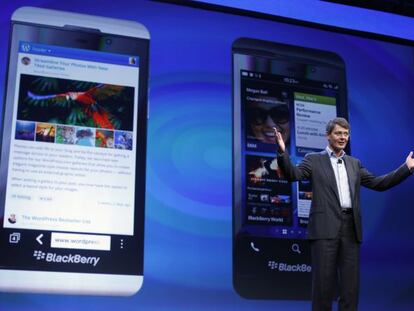 Research in Motion (RIM) President and Chief Executive Officer Thorsten Heins raises his arms during the launch of the RIM Blackberry 10 devices in New York January 30, 2013.  REUTERS/Shannon Stapleton  (UNITED STATES - Tags: BUSINESS SCIENCE TECHNOLOGY TELECOMS)