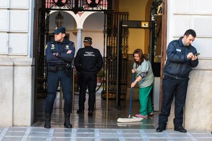 "¡No me pisen el fregao". Registro en el Ayuntamiento de Granada. José Torres Hurtado (PP) y el concejal de urbanismo, entre la docena de arrestos. También se han efectuado registros en domicilios y empresas.