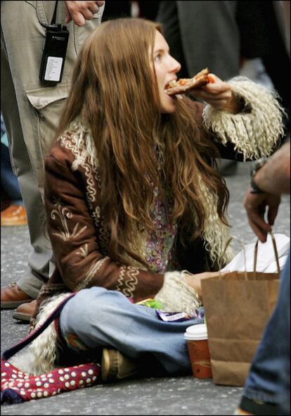 Los rodajes a veces son frenéticos, así que para comer durante la grabación de 'Hippie Hippie Shake' Sienna Miller lo tuvo claro, un trozo de pizza sentada en el suelo.