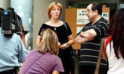 Los padres de Marina Ocaña, Michelle Gisbert y Pedro Ocaña, ayer en las puertas del juzgado de Alicante.