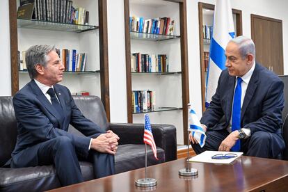 El primer ministro de Israel, Benjamín Netanyahu, recibe al secretario de Estado de Estados Unidos, Antony Blinken (izquierda), este martes en Tel Aviv.