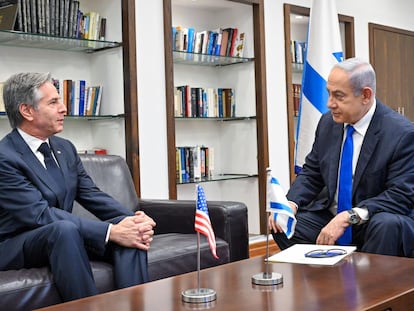 El primer ministro de Israel, Benjamín Netanyahu, recibe al secretario de Estado de Estados Unidos, Antony Blinken (izquierda), este martes en Tel Aviv.