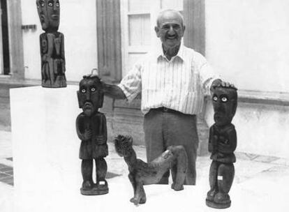 Pedro Gilabert, con algunas de sus esculturas, en su casa en 1990.