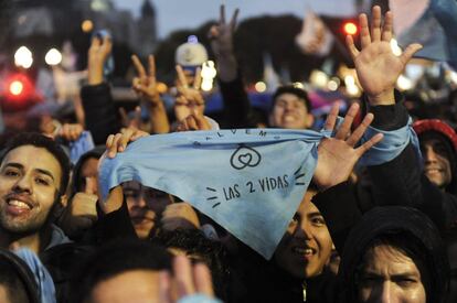 Un manifestante contra la despenalización del aborto sostienen un pañuelo que dice bajo el lema "Salvemos las dos vidas" frente al Senado en Buenos Aires.