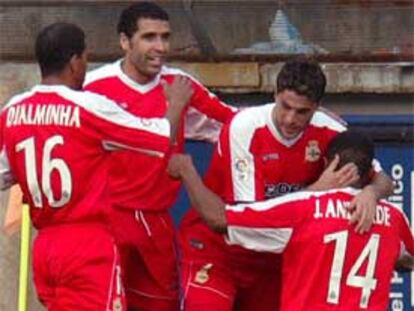 Tristan celebra su gol con los compañeros de equipo.