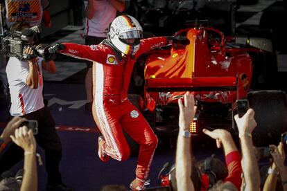 Vettel celebra con sus compañeros la victoria en el GP de Australia.