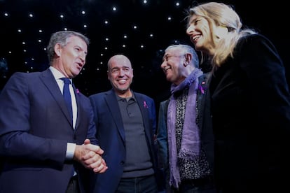 De izquierda a derecha, el presidente del PP, Alberto Núñez Feijóo, el secretario general de CC OO, Unai Sordo, el secretario general de UGT, Pepe Álvarez, y la vicepresidenta segunda del Gobierno y ministra de Trabajo, Yolanda Díaz, este lunes en el congreso confederal de UGT, en Barcelona.