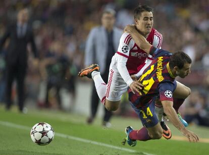 Bojan y Mascherano, en plena pugna.