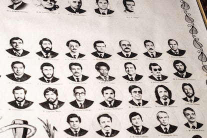 En el centro de la imagen, un retrato de Anacleto en la orla de su graduación universitaria como diplomado en Enfermería.