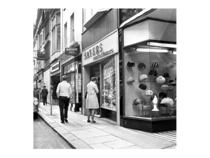 La muestra arranca con fotografías que Höfer hizo en 1968 en Liverpool. "Me sentí atraída por a escena de Liverpool", recuerda. Liverpool IIA, realizada en 1968.