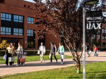 Estudiantes en el campus de la Universidad Alfonso X el Sabio, comprada por CVC en 2019, en Villanueva de la Cañada (Madrid).