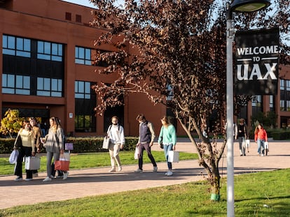 Estudiantes en el campus de la Universidad Alfonso X el Sabio, comprada por CVC en 2019, en Villanueva de la Cañada (Madrid).