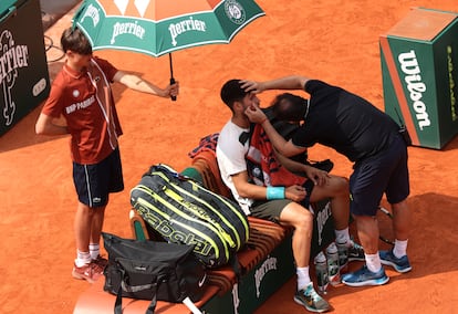 Carlos Alcaraz atendido por los médicos en la final de Roland Garros ante Sinner.