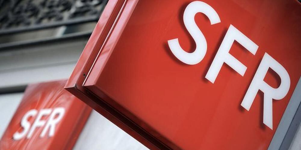 Cartel de una tienda de SFR.