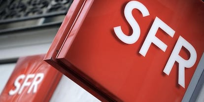 Cartel de una tienda de SFR.