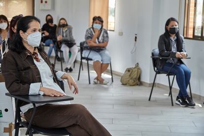 Personas becadas por Cuidopía en 2021 atienden a la formación para profesionalizarse.