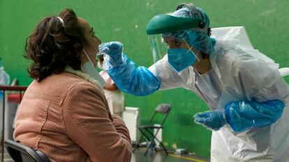 Una mujer es sometida a una prueba PCR en el dispositivo instalado en el Frontón Arizmendi de Ermua (Bizkaia), este lunes.