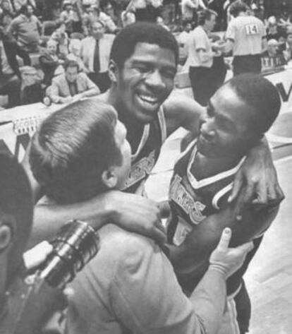 Butch Lee, a la derecha, se abraza a Magic Johnson tras ganar con los Lakers el anillo de campeones de la NBA en la temporada 1979-80.