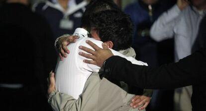 Familiares de una víctima de la explosión en Pemex.