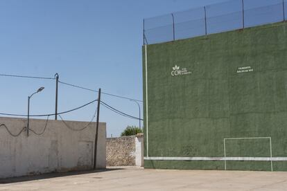 Desde un montículo, los jóvenes observan el languidecer de la tarde y de un pueblo sin farmacia ni carnicería, panadería o centro de salud. El frontón es uno de los equipamientos deportivos que se conservan junto campo de futbol.