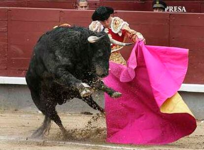 Serafín Marín durante su primer toro ayer en la decimoctava corrida de la Feria de San Isidro.