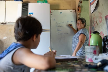 Danilo, que estuda com ajuda da mãe, Deneiuza.