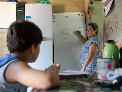 Danilo, que estuda com ajuda da mãe, Deneiuza.