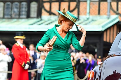 Sarah Ferguson, madre de la novia, luchando contra el viento.