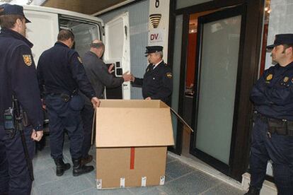 La policía retira cajas con documentación del bufete de abogados de Marbella.