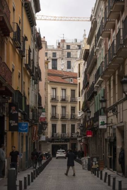 De frente, un edificio histórico en la calle Núñez de Arce; detrás, el nuevo edificio del Centro Canalejas.