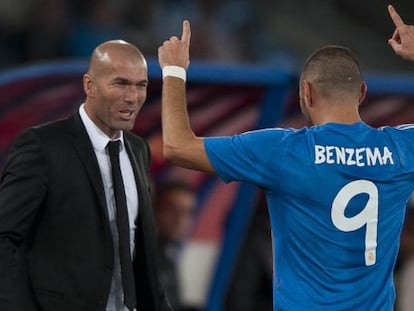 Benzema comemora com Zidane seu gol contra o Almeria.