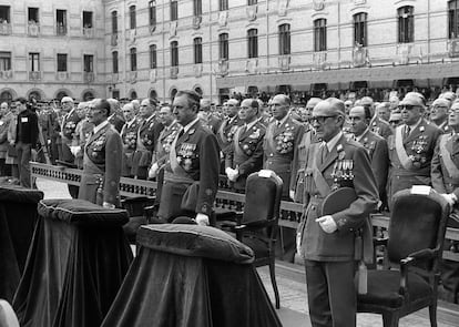 El vicepresidente primero del Gobierno, Manuel Gutiérrez Mellado, a la derecha, con gafas, en el cincuenta aniversario de la fundación de la Academia General Militar en Zaragoza (1977).