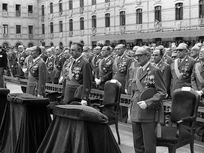 El vicepresidente primero del Gobierno, Manuel Gutiérrez Mellado, a la derecha, con gafas, en el cincuenta aniversario de la fundación de la Academia General Militar en Zaragoza (1977).