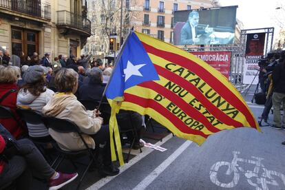 Cientos de personas siguen en una pantalla gigante colocada frente a la sede de Òmnium Cultural, la declaración de Jordi Cuixart en el Tribunal Supremo.